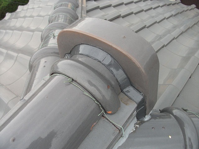 鬼瓦の周囲にシーリング材を充填